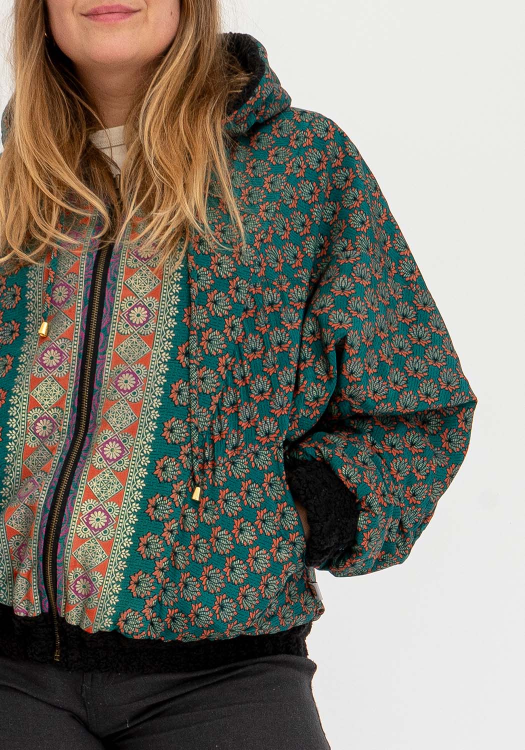 Tiefer Kontrast – Oversize schwarze Wende-Teddyjacke