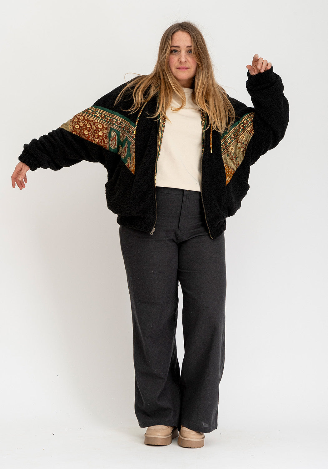 Eklipsen-Print – Wendbare Teddy- & Sari-Jacke in Schwarz