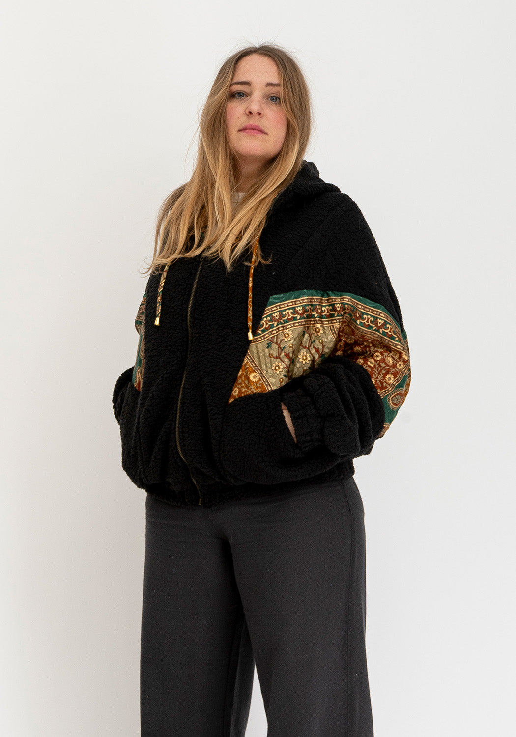 Eklipsen-Print – Wendbare Teddy- & Sari-Jacke in Schwarz