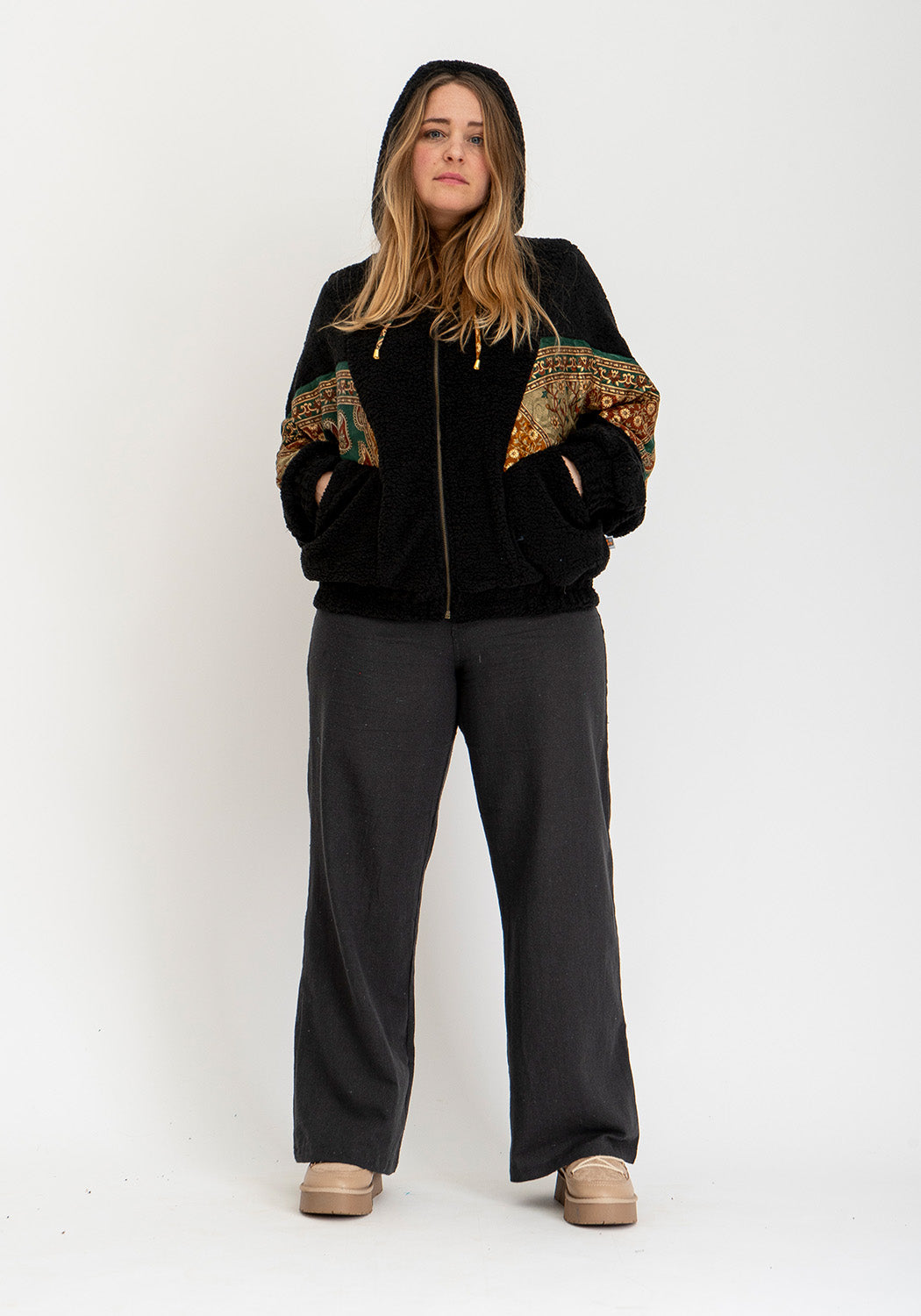 Eklipsen-Print – Wendbare Teddy- & Sari-Jacke in Schwarz