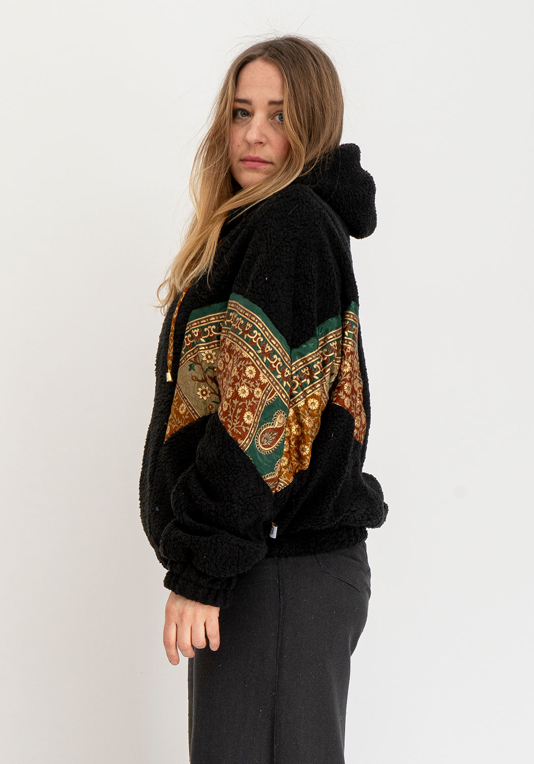Eklipsen-Print – Wendbare Teddy- & Sari-Jacke in Schwarz