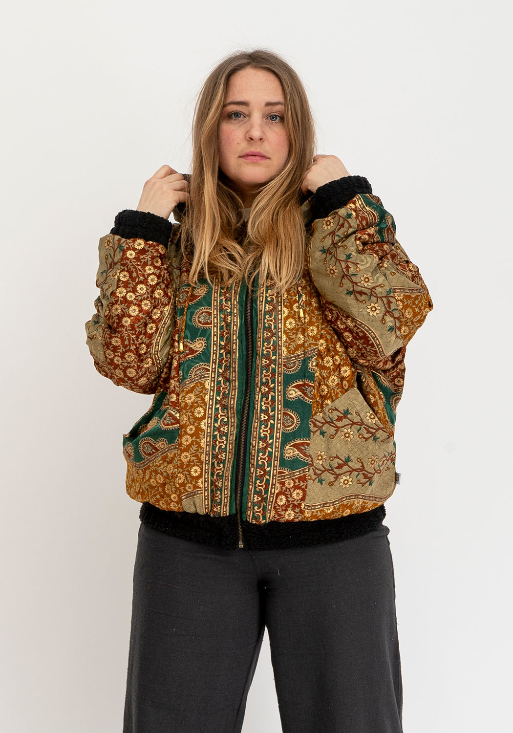 Eklipsen-Print – Wendbare Teddy- & Sari-Jacke in Schwarz