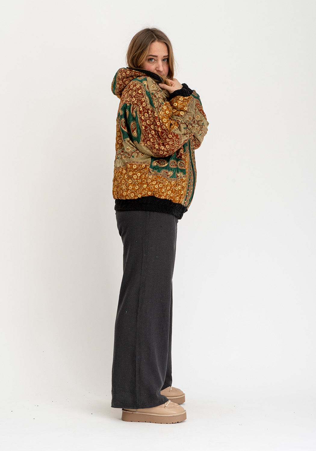 Eklipsen-Print – Wendbare Teddy- &amp; Sari-Jacke in Schwarz