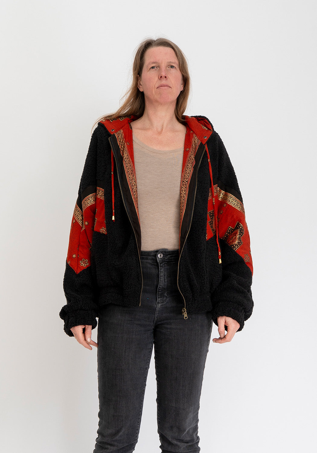 Mitternachtspatch – Schwarze Teddyjacke mit wendbarer Sari-Seite