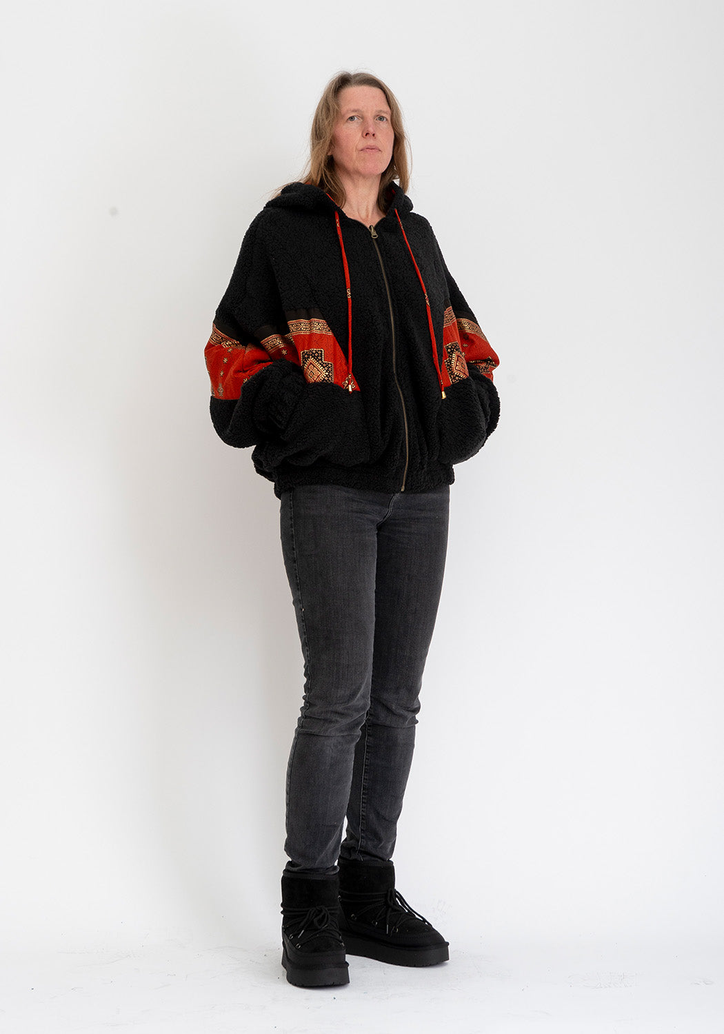 Mitternachtspatch – Schwarze Teddyjacke mit wendbarer Sari-Seite