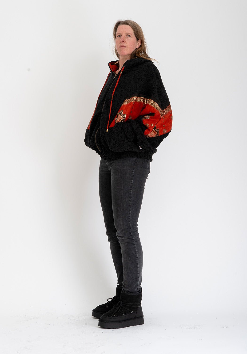 Mitternachtspatch – Schwarze Teddyjacke mit wendbarer Sari-Seite