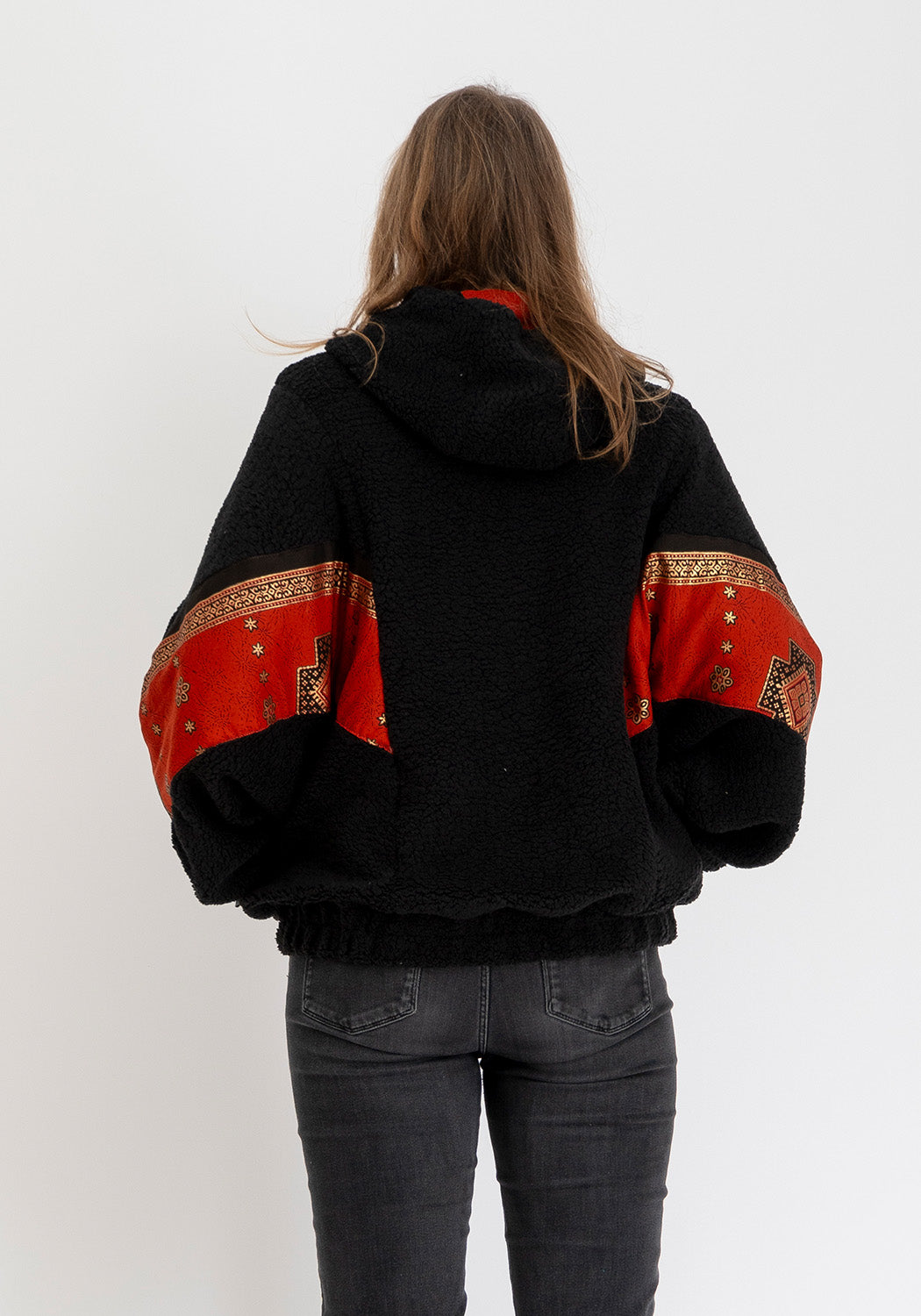 Mitternachtspatch – Schwarze Teddyjacke mit wendbarer Sari-Seite