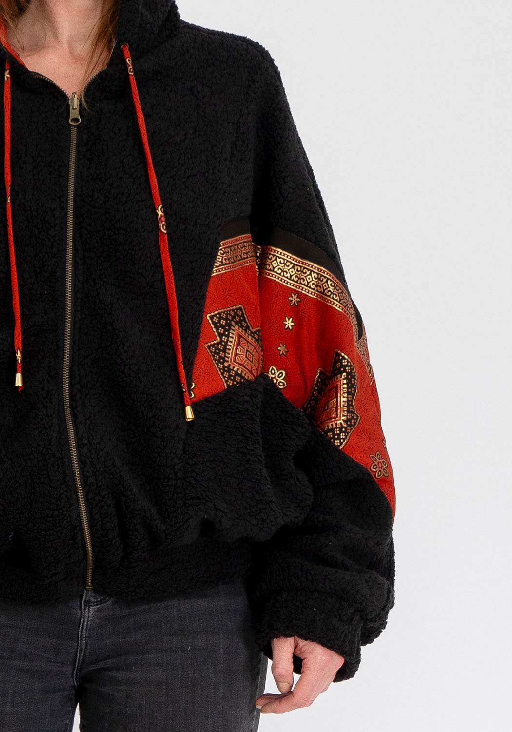 Mitternachtspatch – Schwarze Teddyjacke mit wendbarer Sari-Seite