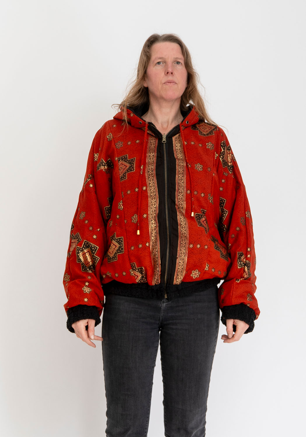 Mitternachtspatch – Schwarze Teddyjacke mit wendbarer Sari-Seite