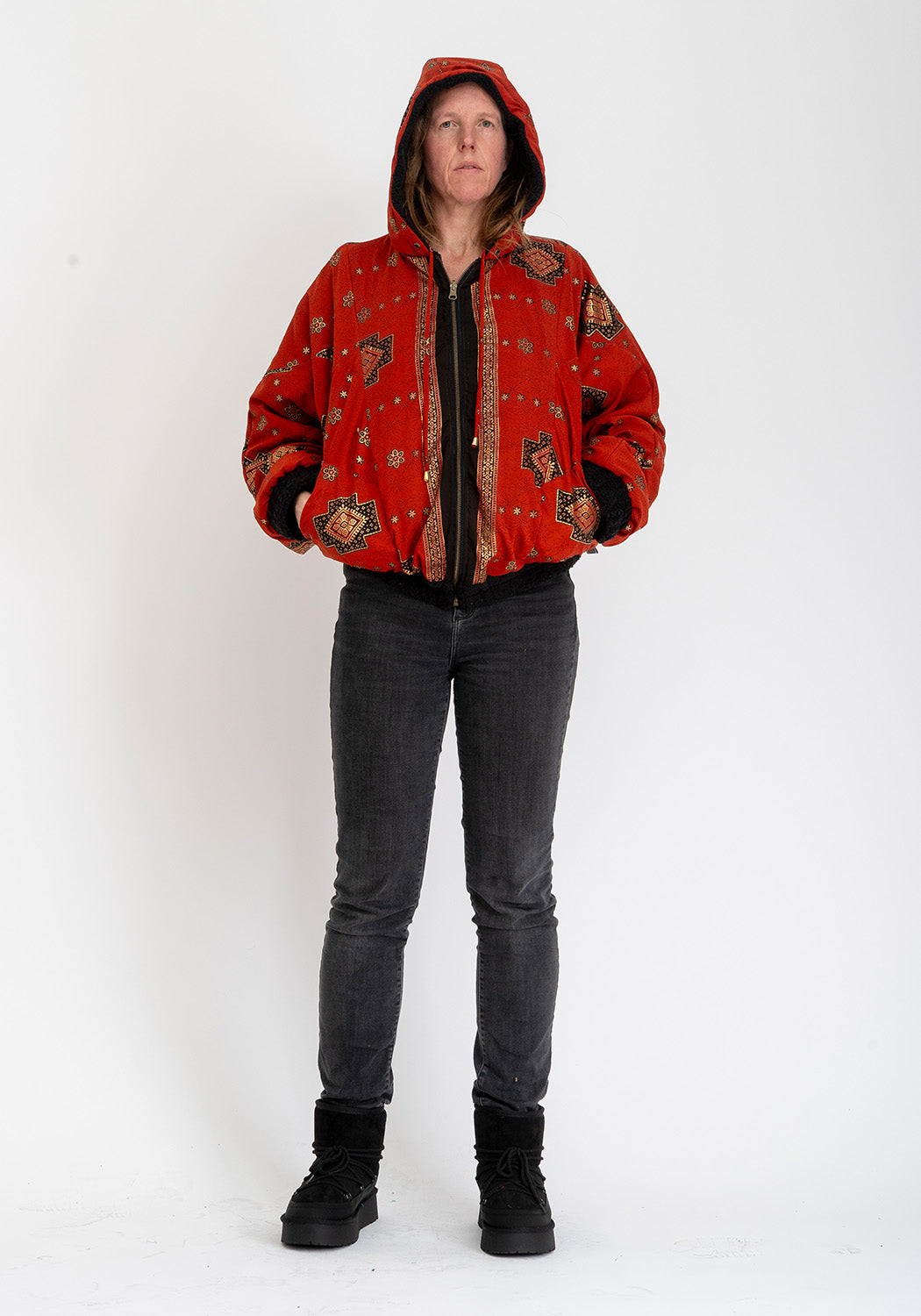 Mitternachtspatch – Schwarze Teddyjacke mit wendbarer Sari-Seite