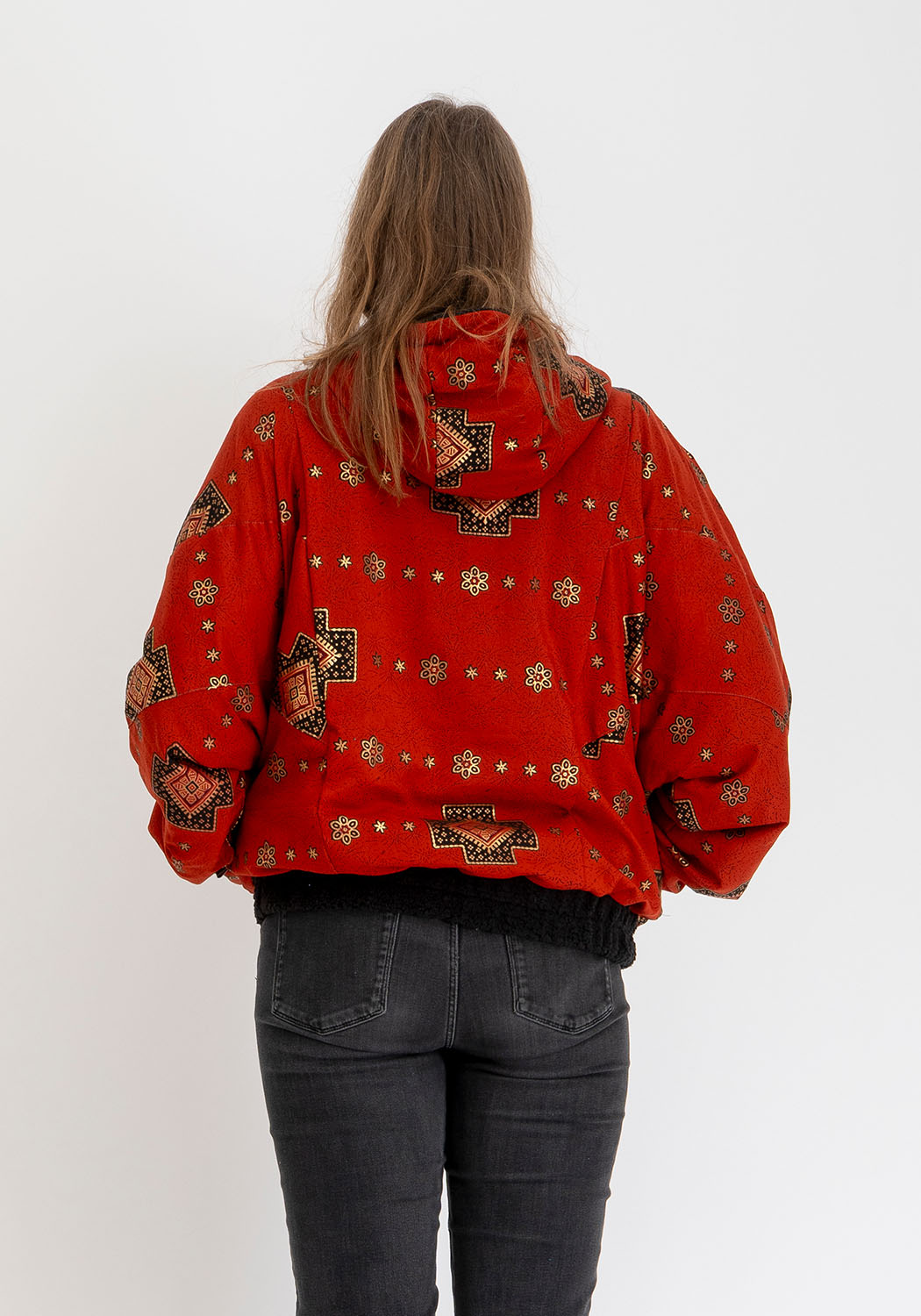 Mitternachtspatch – Schwarze Teddyjacke mit wendbarer Sari-Seite