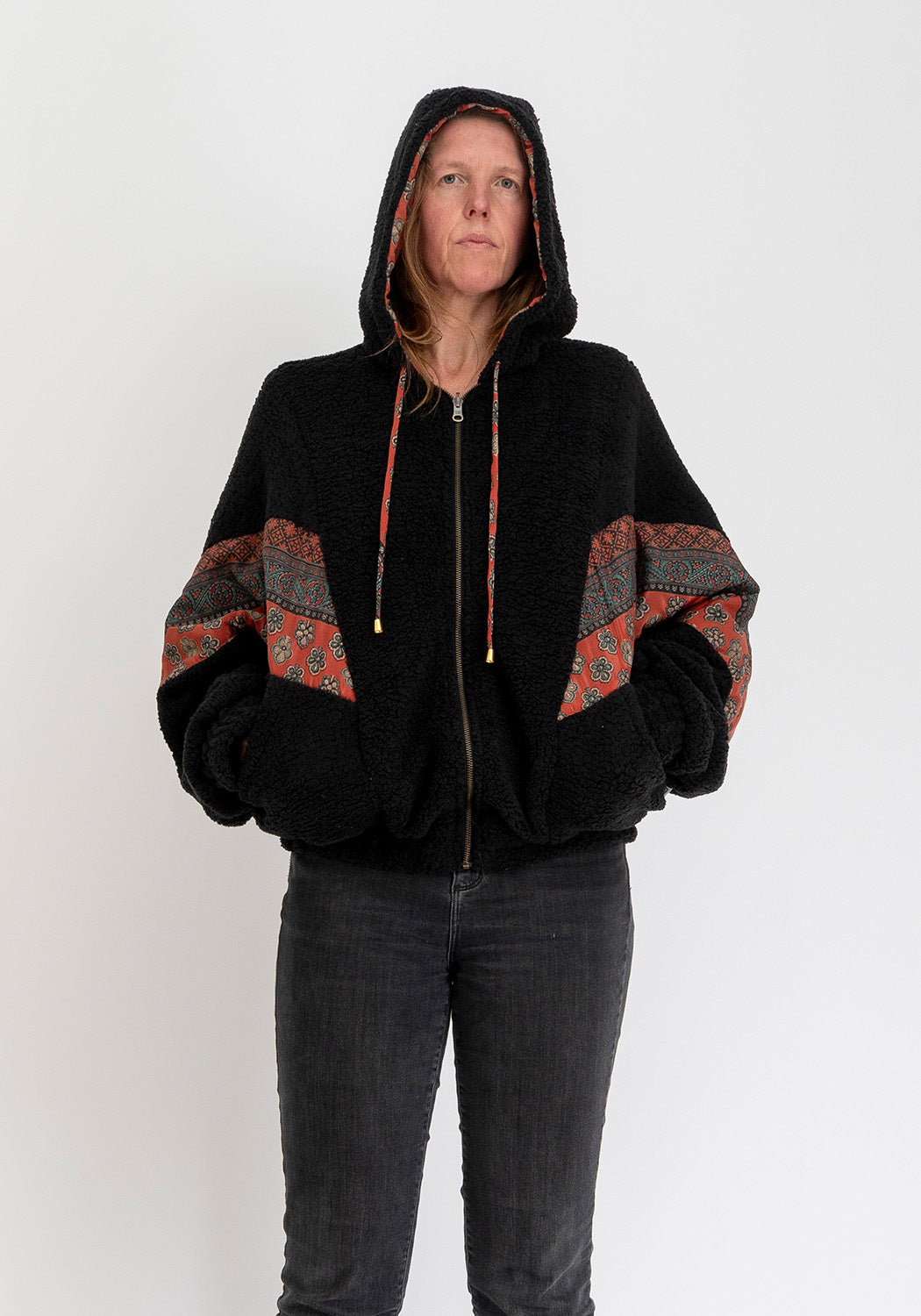 Dunkles Erbe – Oversize Wendejacke aus Sari & Teddy