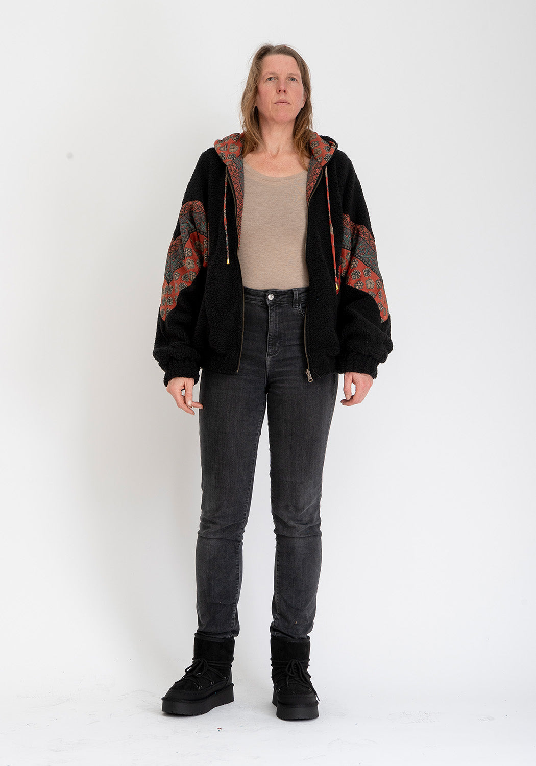 Dunkles Erbe – Oversize Wendejacke aus Sari & Teddy