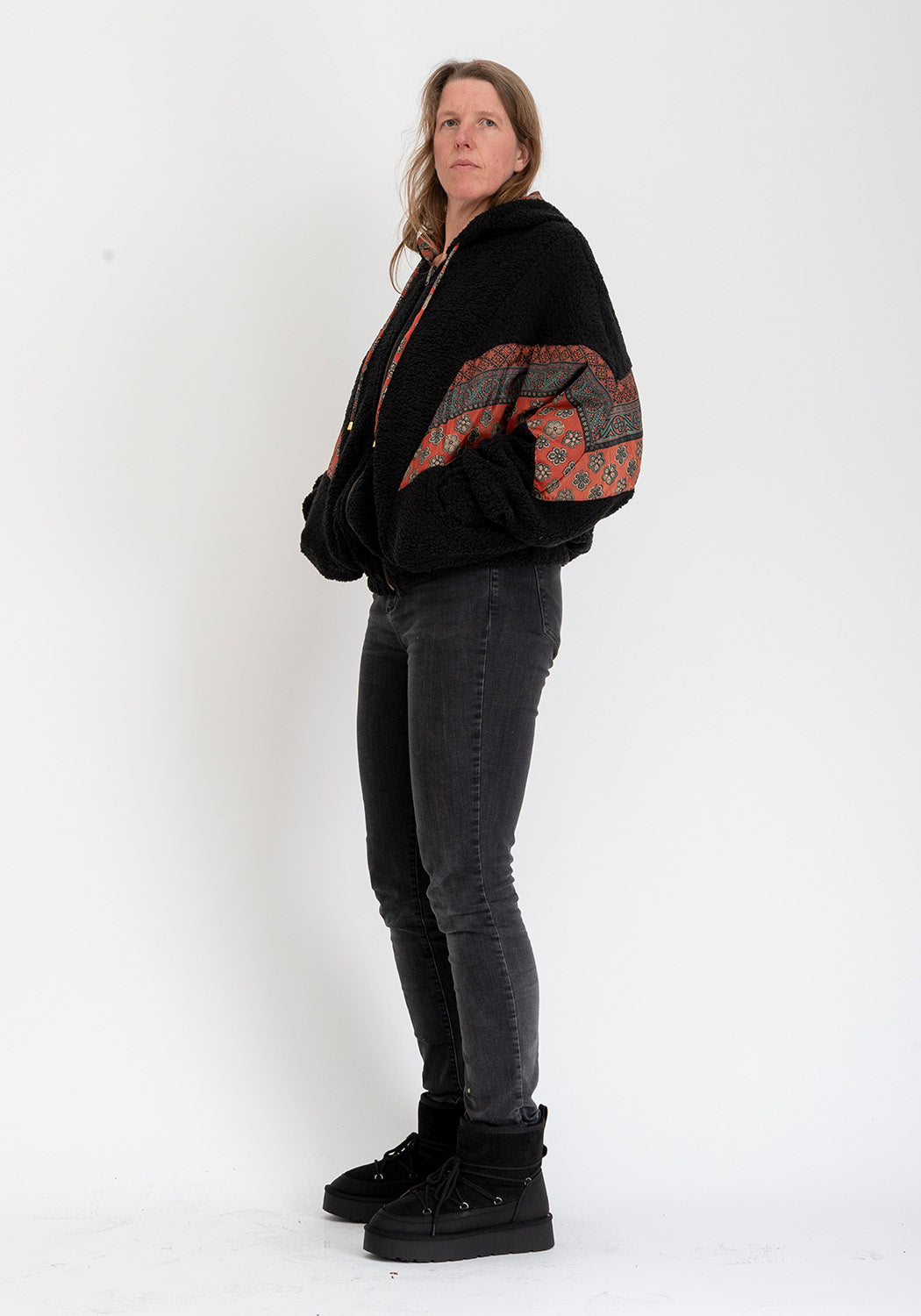 Dunkles Erbe – Oversize Wendejacke aus Sari & Teddy