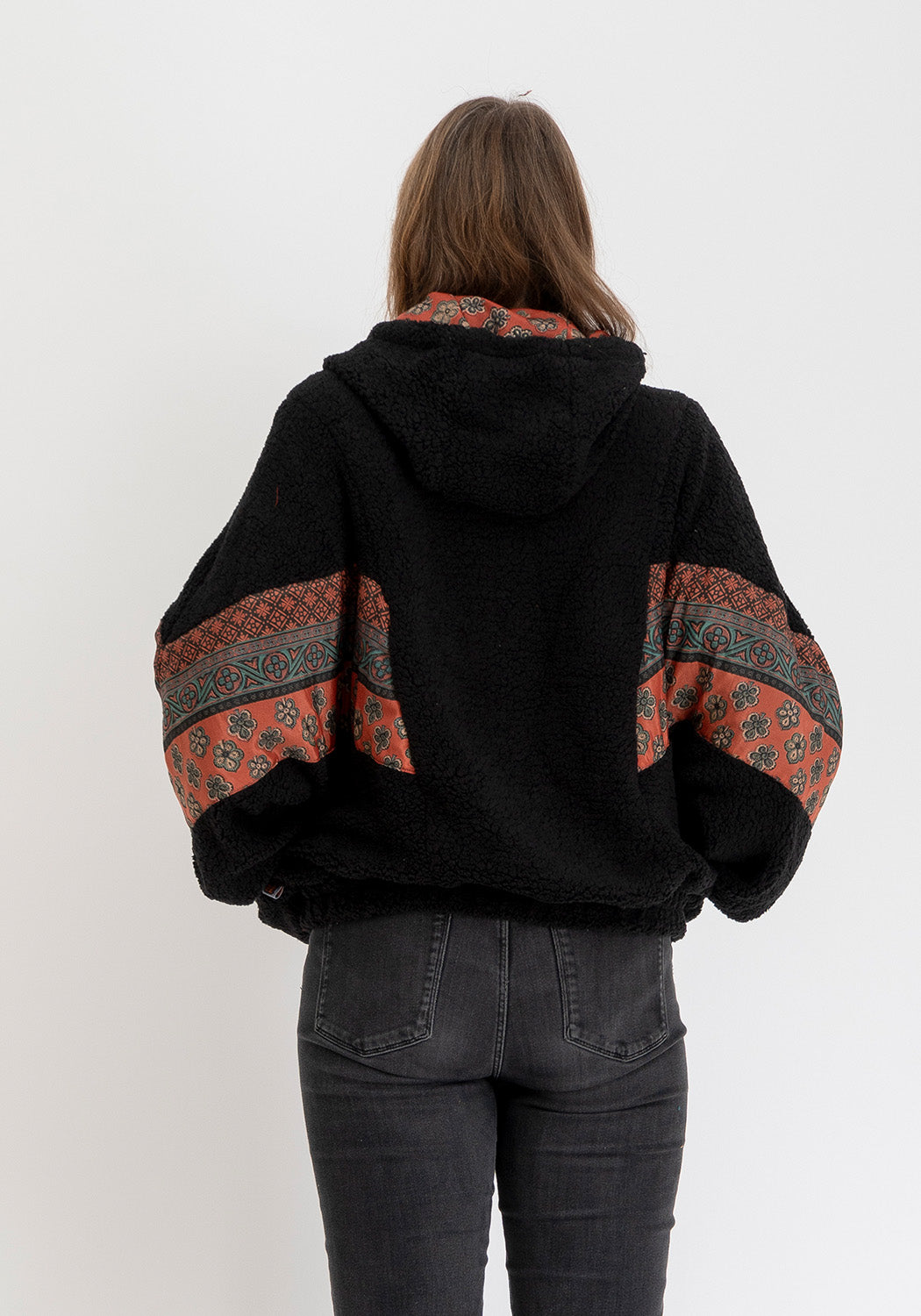Dunkles Erbe – Oversize Wendejacke aus Sari & Teddy