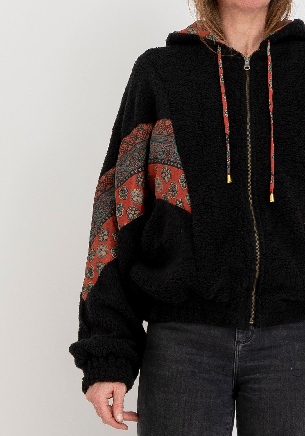 Dunkles Erbe – Oversize Wendejacke aus Sari & Teddy