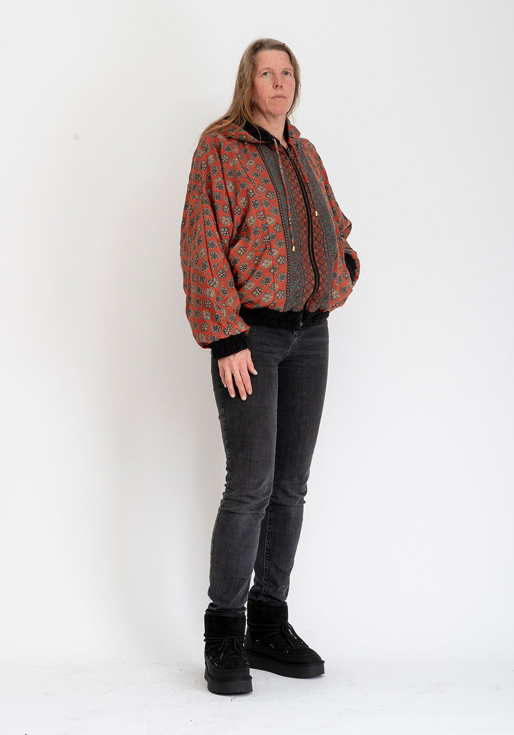 Dunkles Erbe – Oversize Wendejacke aus Sari &amp; Teddy