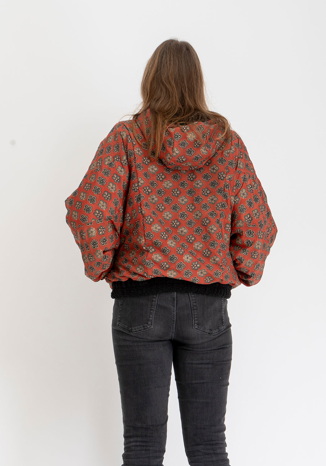 Dunkles Erbe – Oversize Wendejacke aus Sari &amp; Teddy