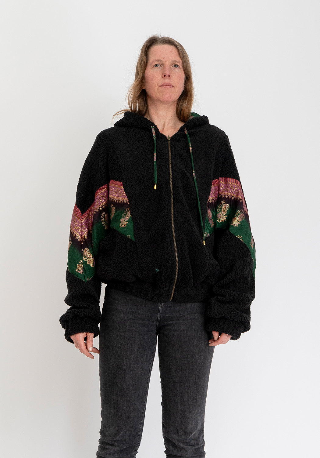 Nocturne Blüte – Wendbare Teddyjacke mit Sari-Kontrast