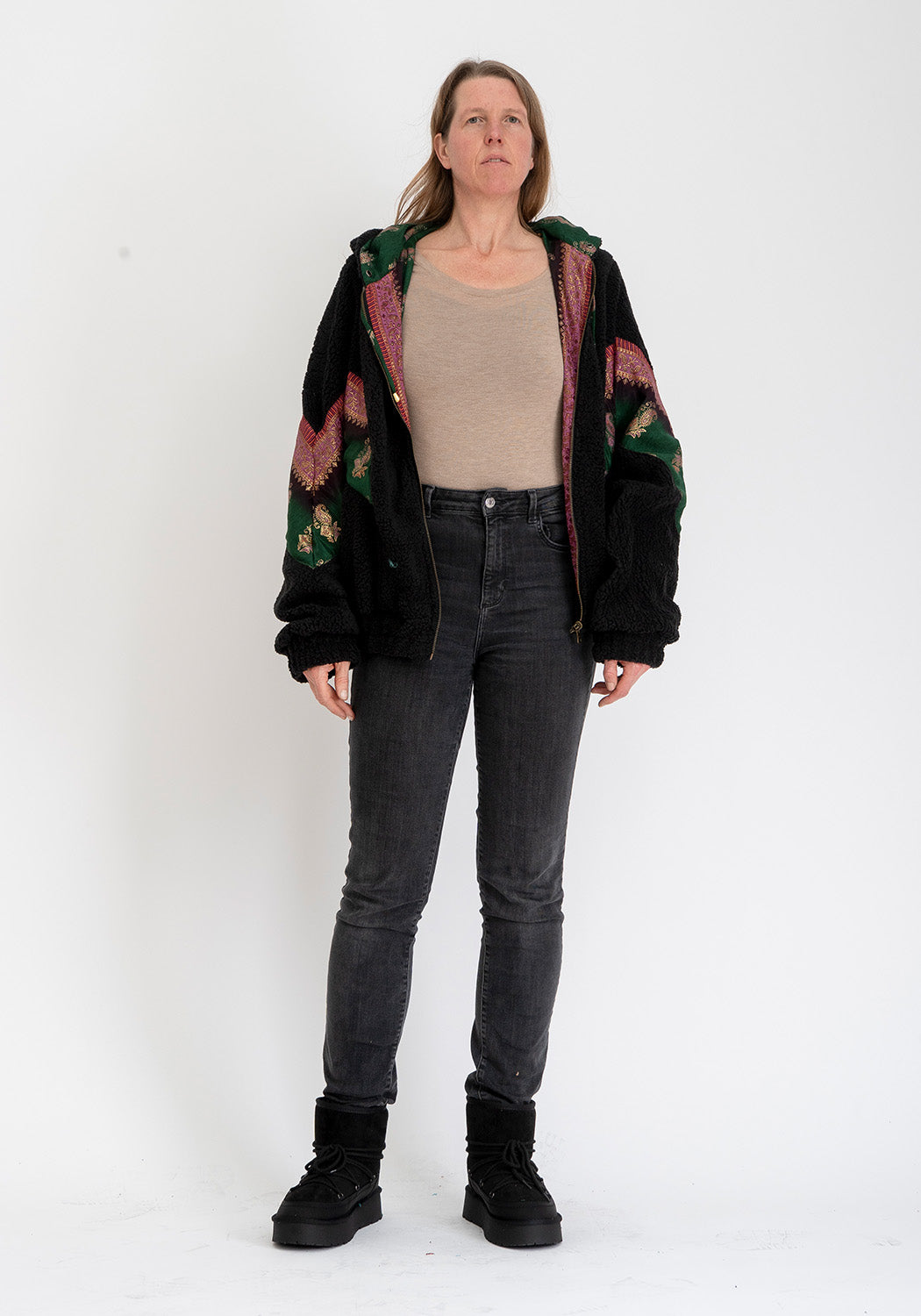 Nocturne Blüte – Wendbare Teddyjacke mit Sari-Kontrast