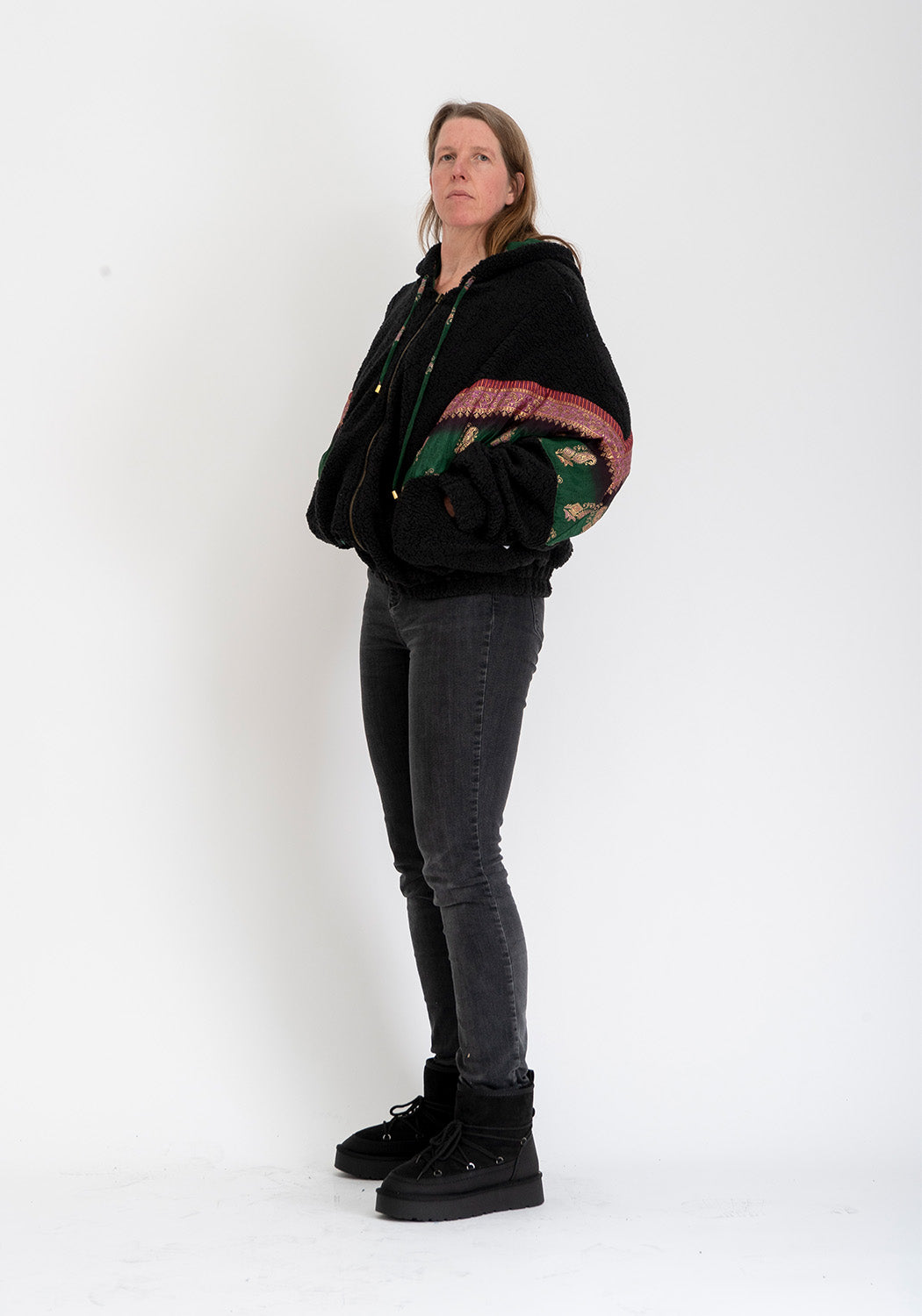 Nocturne Blüte – Wendbare Teddyjacke mit Sari-Kontrast
