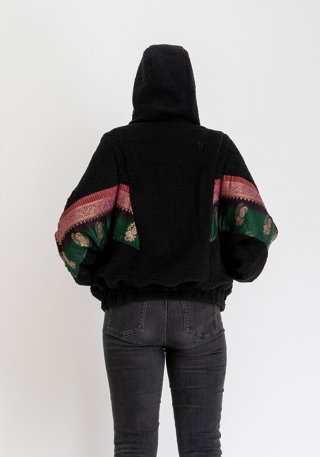 Nocturne Blüte – Wendbare Teddyjacke mit Sari-Kontrast