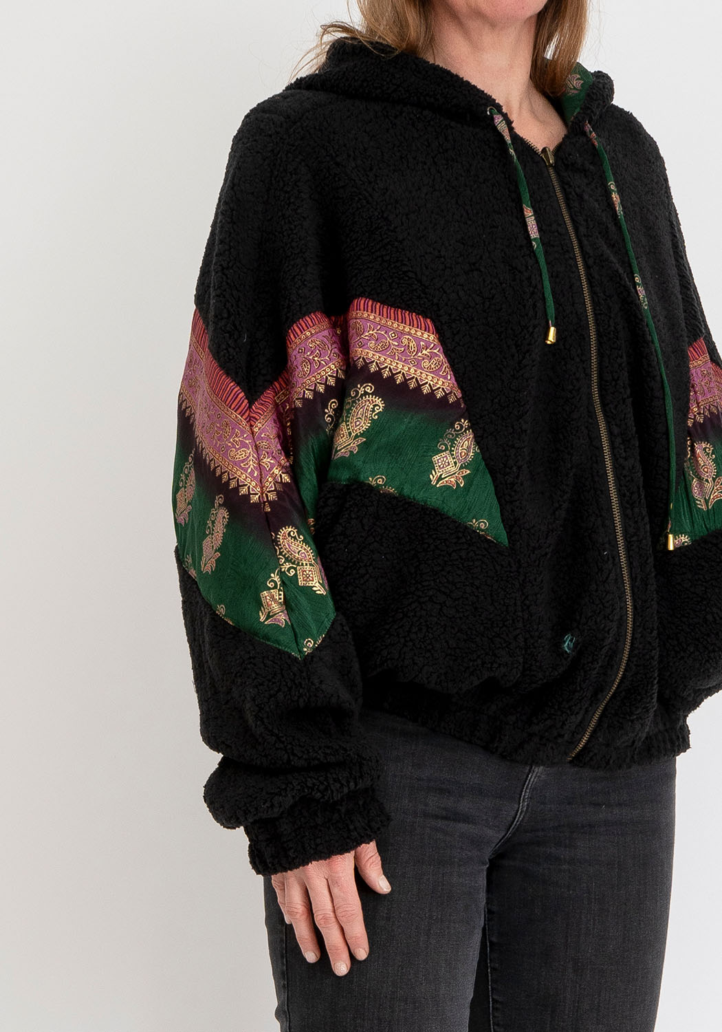 Nocturne Blüte – Wendbare Teddyjacke mit Sari-Kontrast