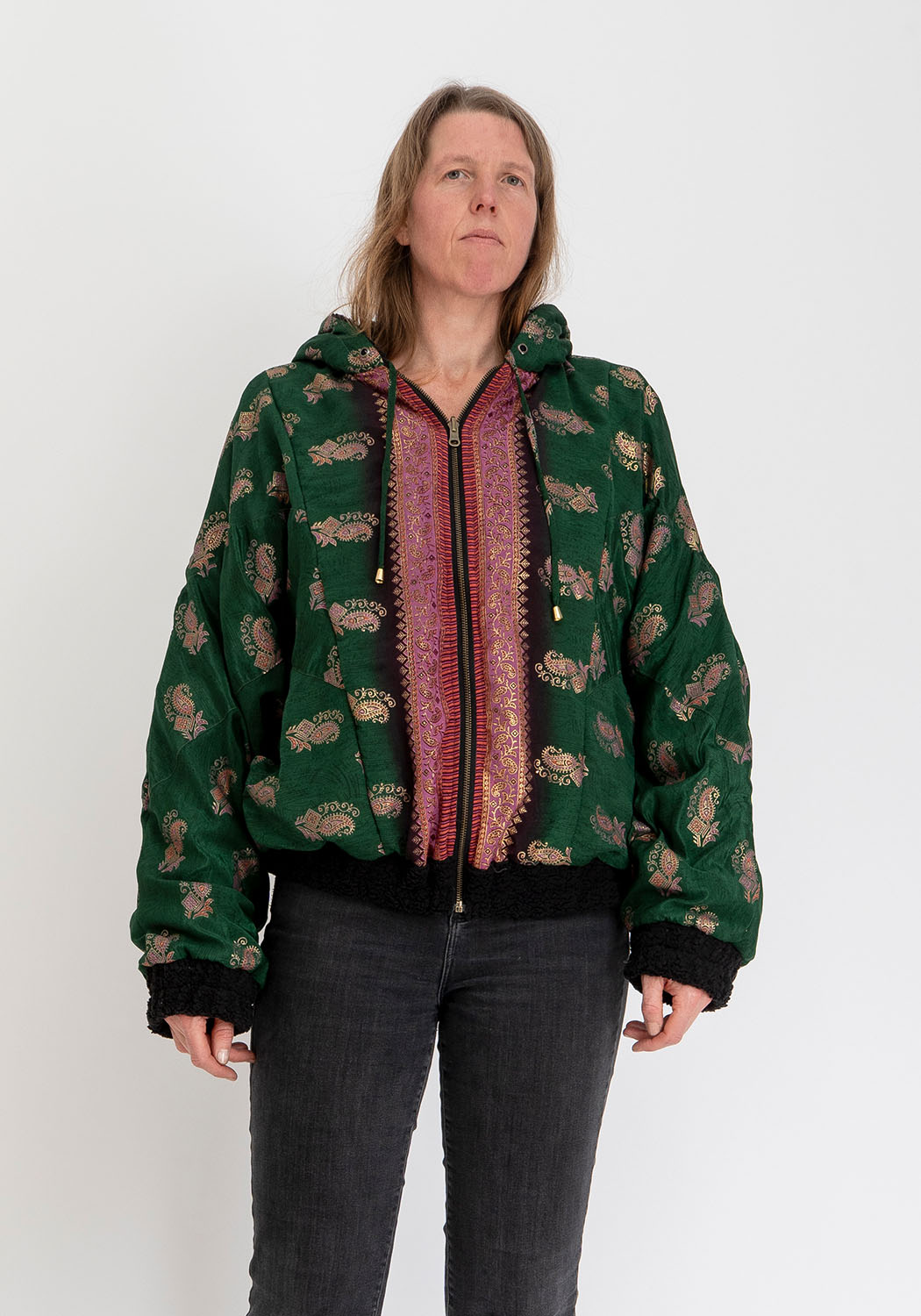 Nocturne Blüte – Wendbare Teddyjacke mit Sari-Kontrast