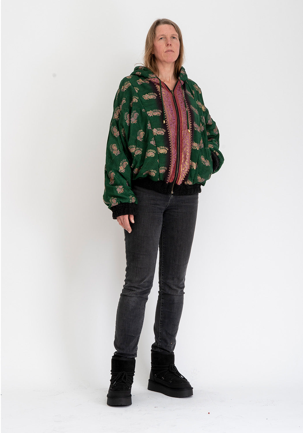 Nocturne Blüte – Wendbare Teddyjacke mit Sari-Kontrast