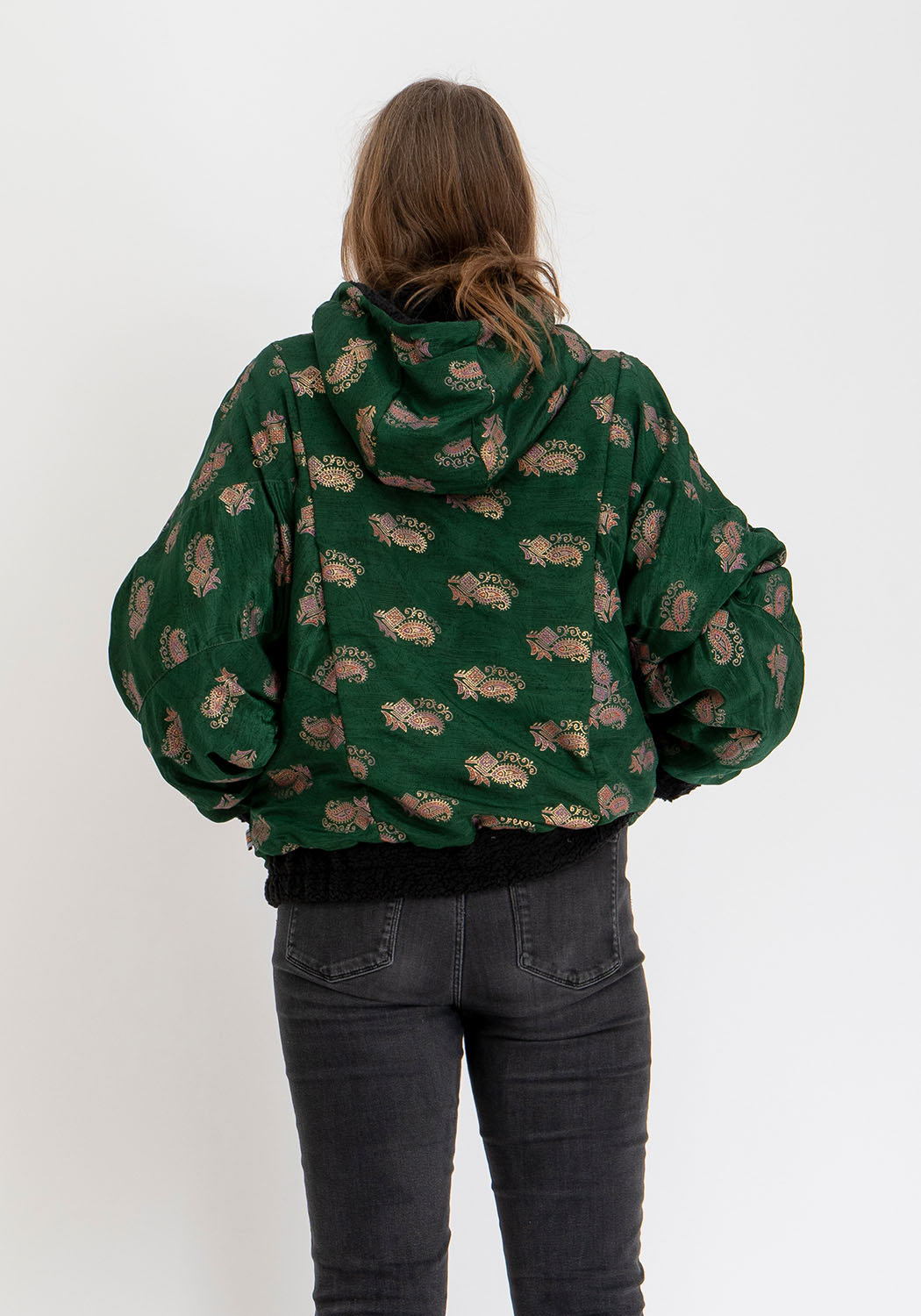 Nocturne Blüte – Wendbare Teddyjacke mit Sari-Kontrast