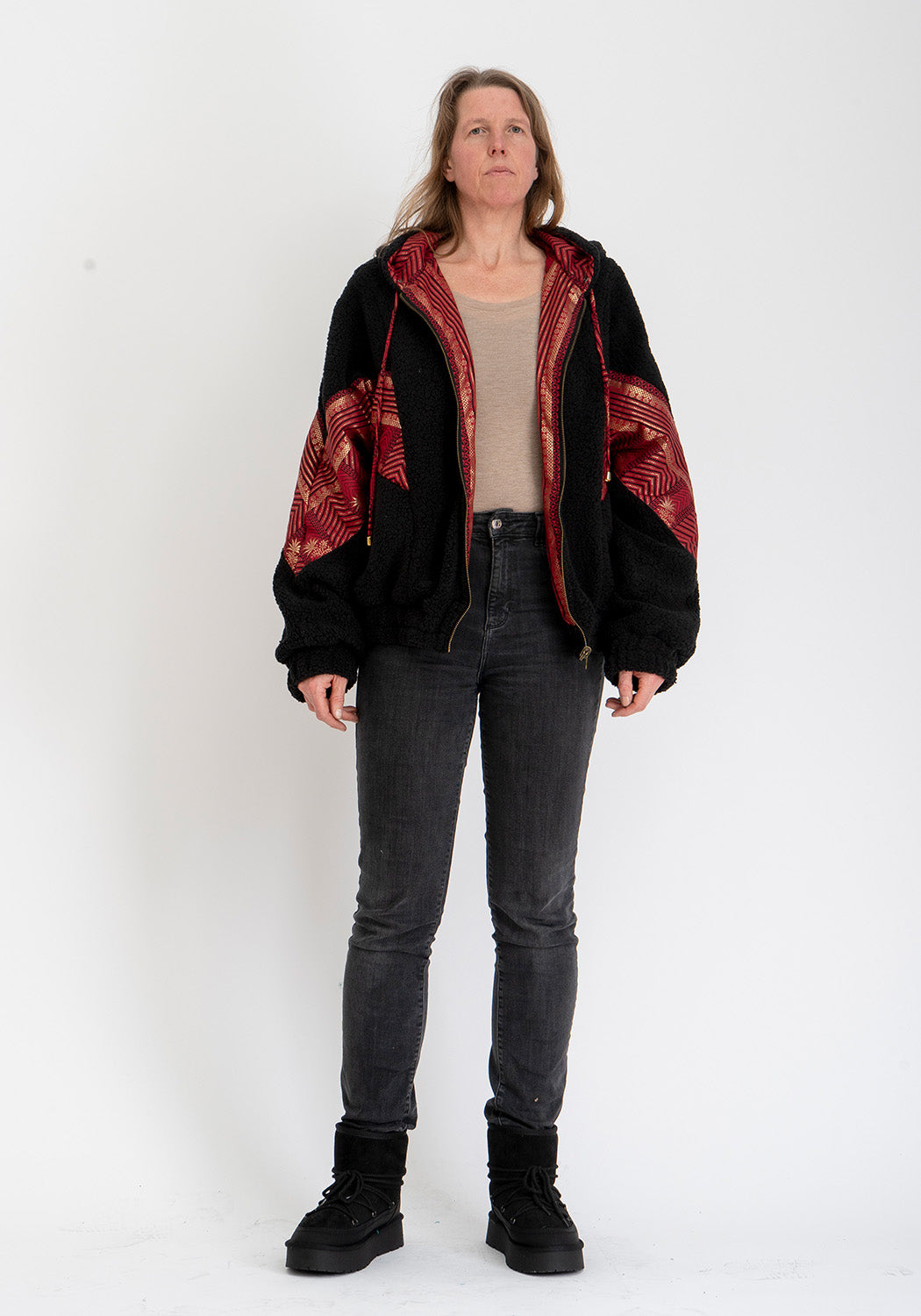 Schwarzes Echo – Oversize Wendejacke aus Teddy & Sari
