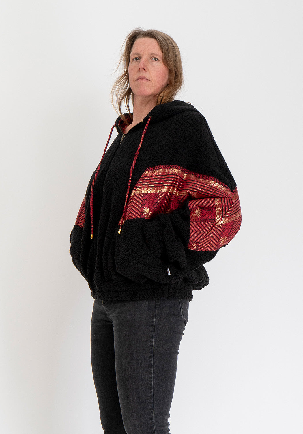 Schwarzes Echo – Oversize Wendejacke aus Teddy & Sari