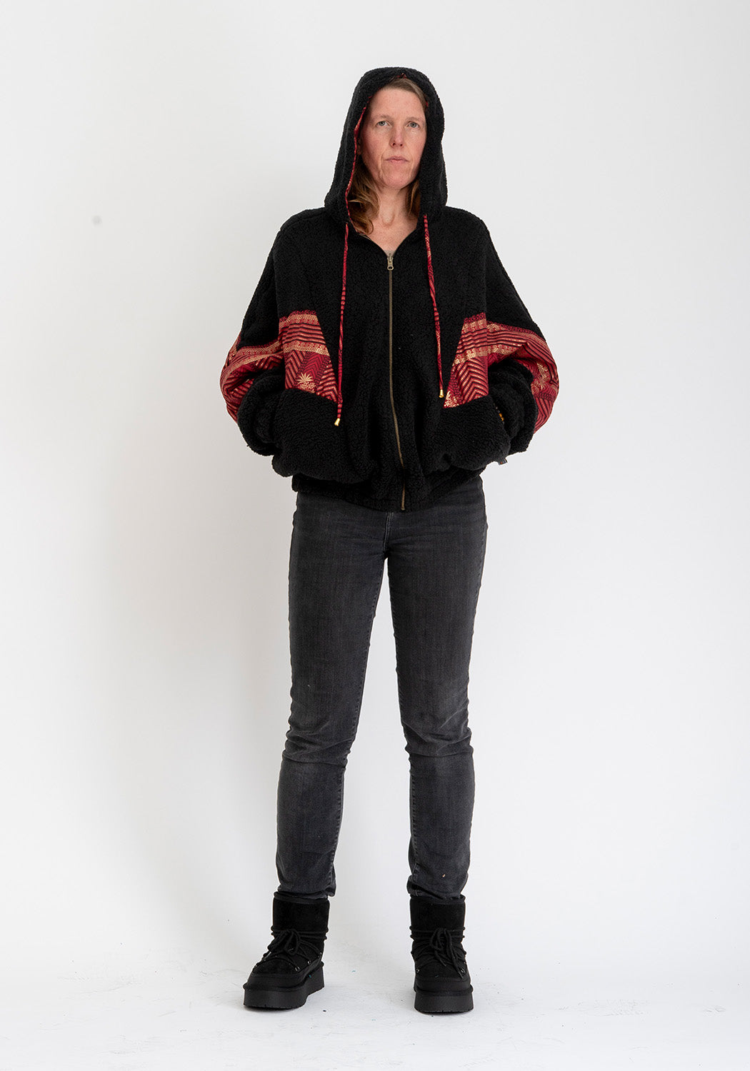 Schwarzes Echo – Oversize Wendejacke aus Teddy & Sari