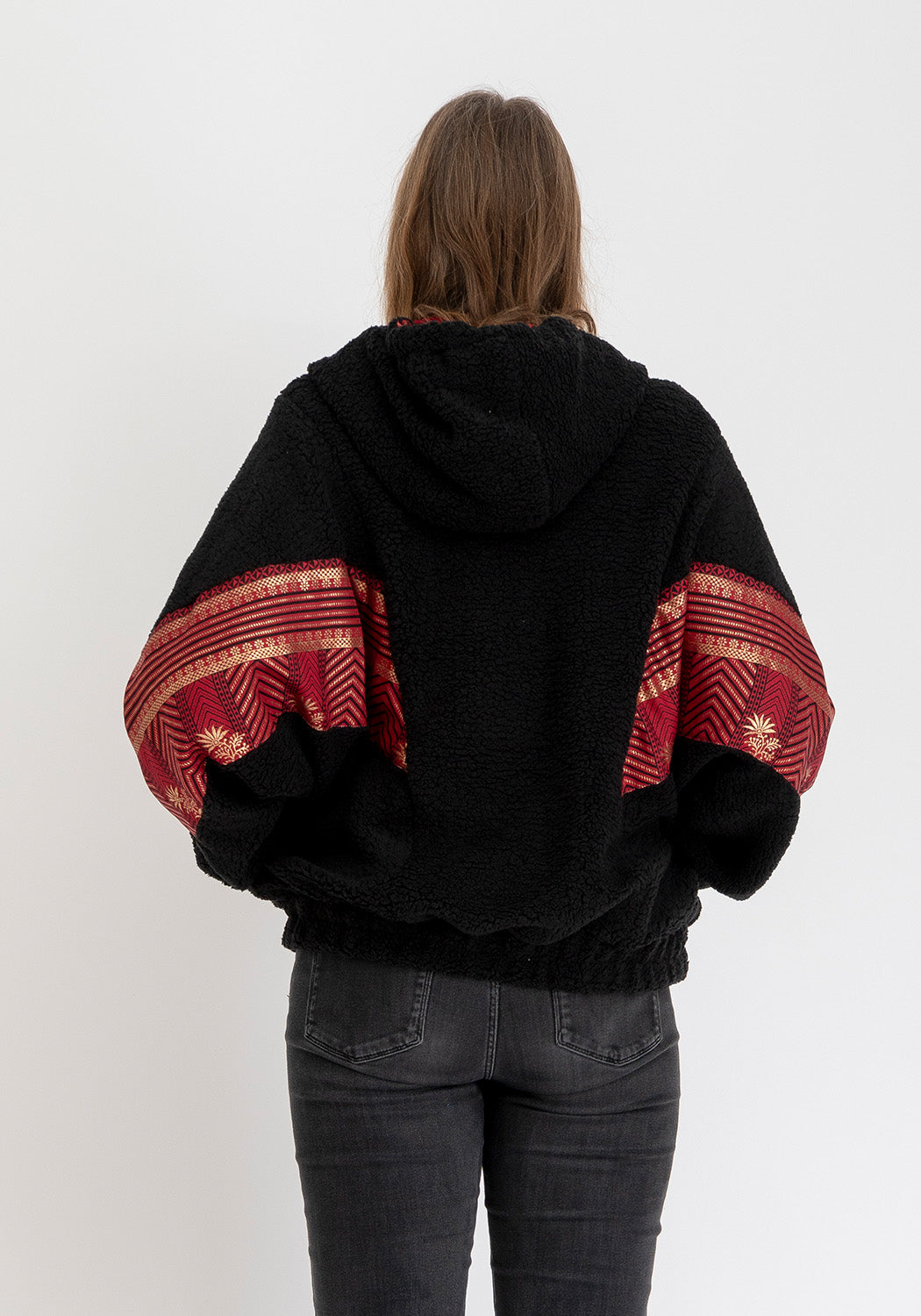 Schwarzes Echo – Oversize Wendejacke aus Teddy & Sari