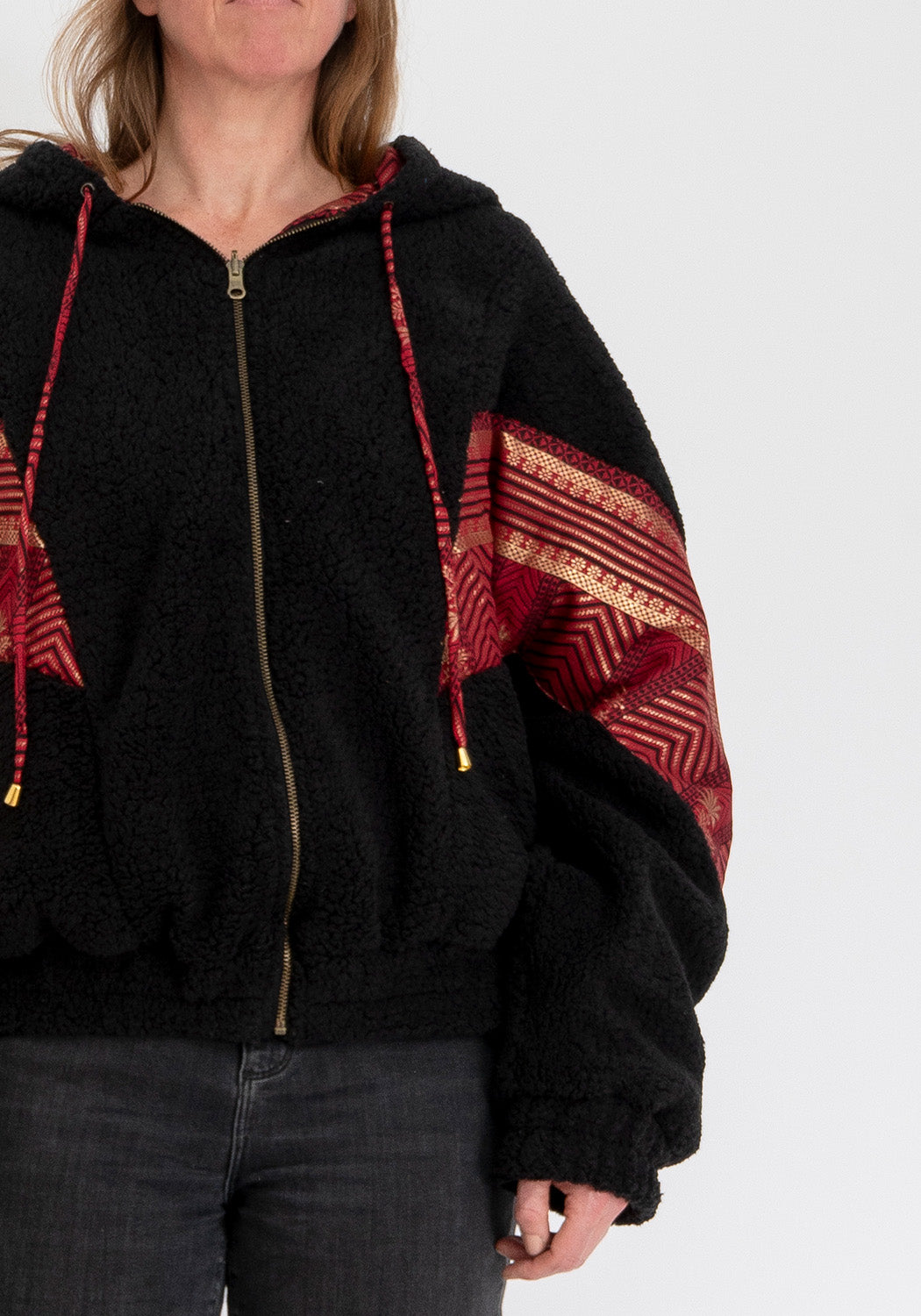 Schwarzes Echo – Oversize Wendejacke aus Teddy & Sari