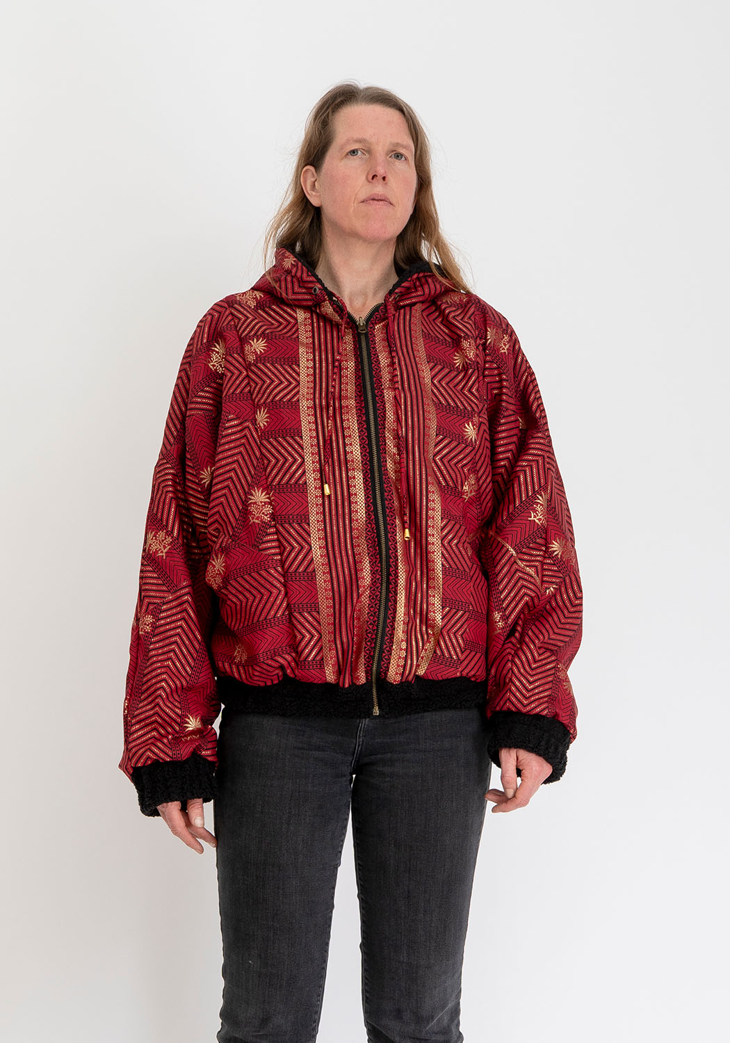 Schwarzes Echo – Oversize Wendejacke aus Teddy & Sari