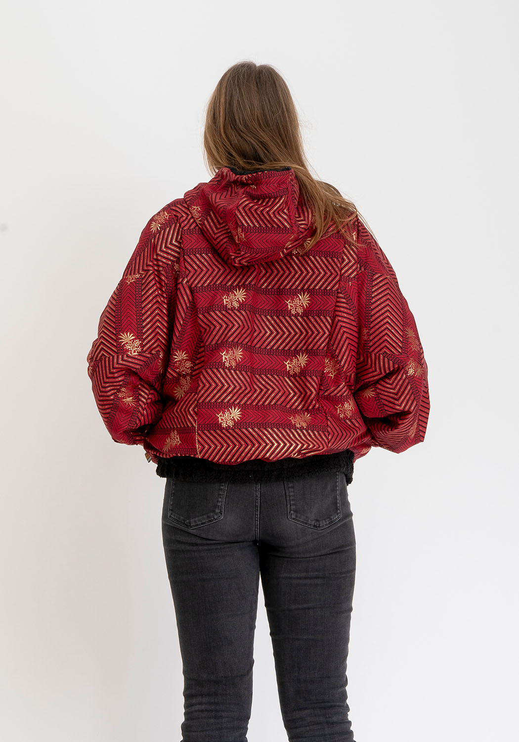 Schwarzes Echo – Oversize Wendejacke aus Teddy &amp; Sari
