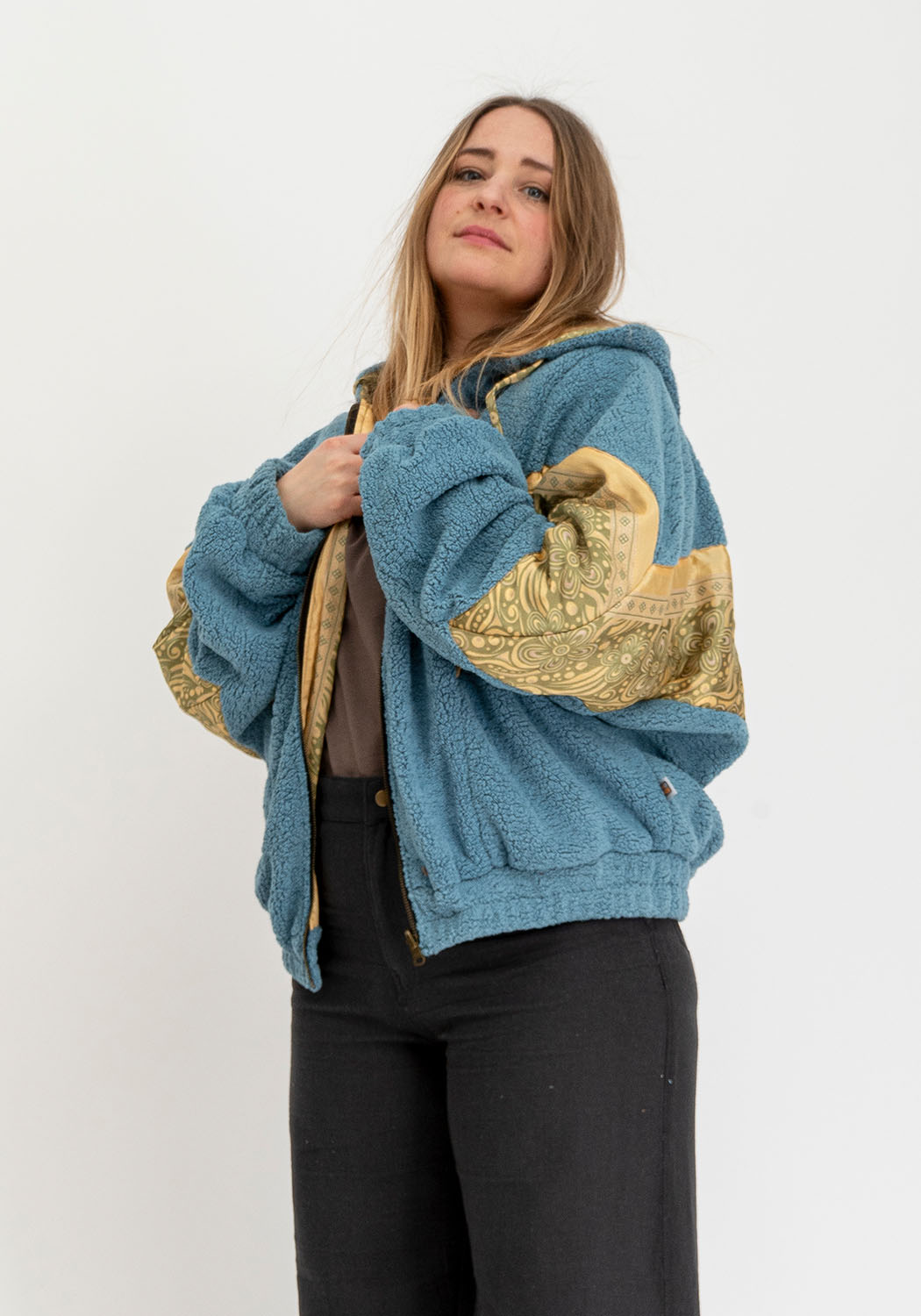 Blaue Teddy-Wendejacke mit Kapuze & – Goldener Paisley-Sari