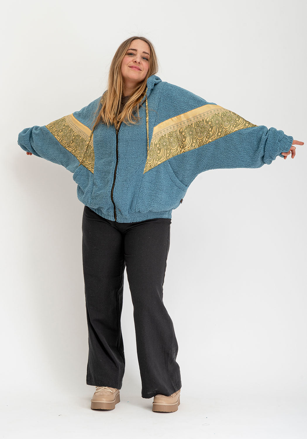 Blaue Teddy-Wendejacke mit Kapuze & – Goldener Paisley-Sari