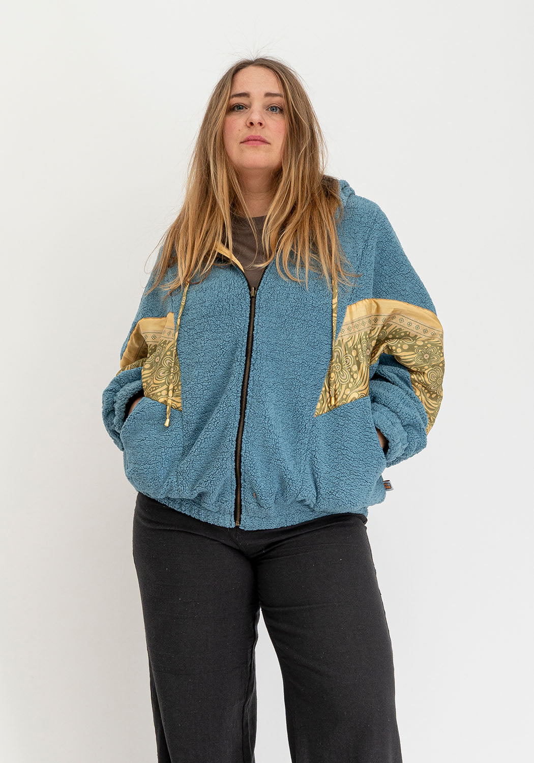 Blaue Teddy-Wendejacke mit Kapuze & – Goldener Paisley-Sari