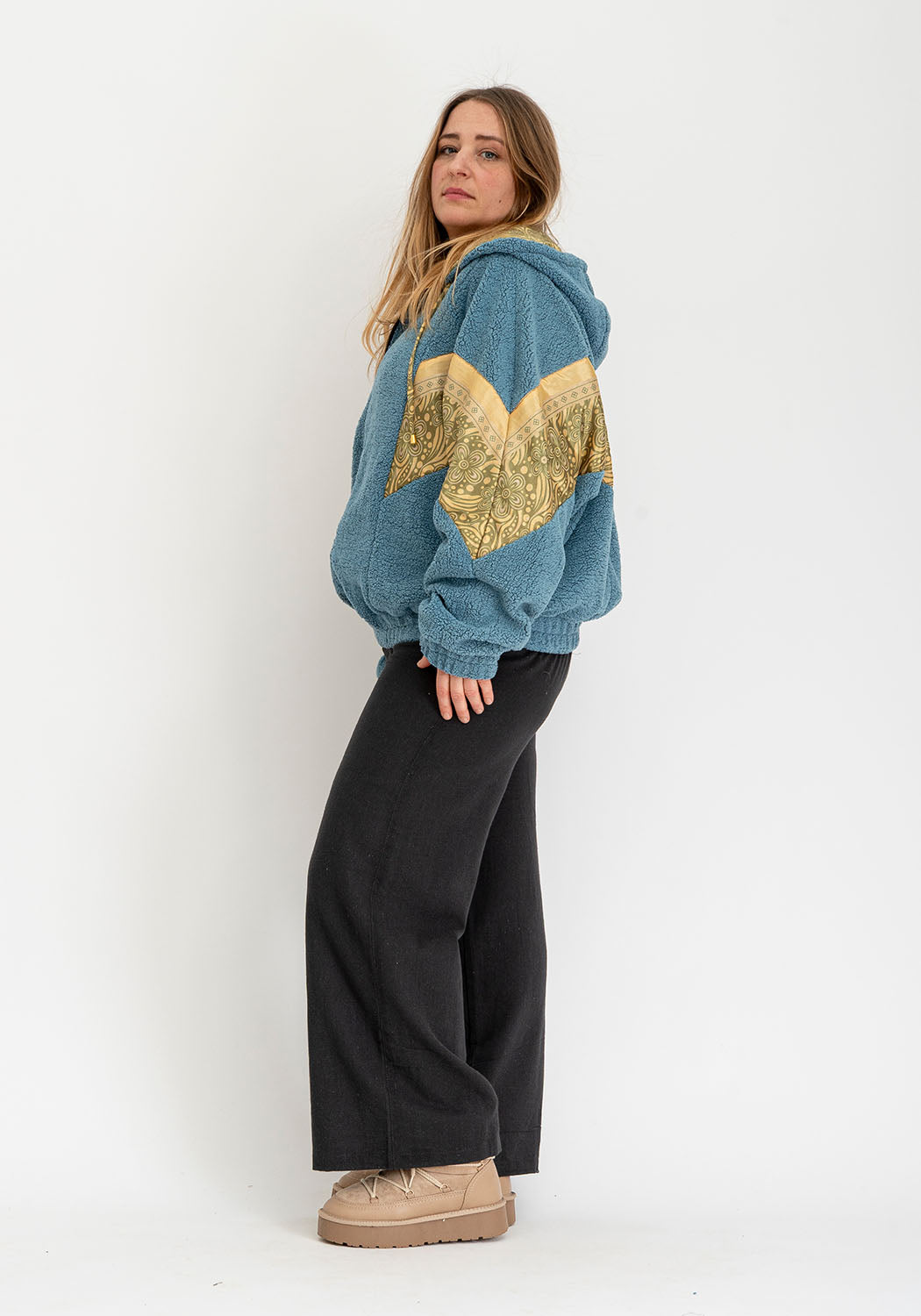 Blaue Teddy-Wendejacke mit Kapuze & – Goldener Paisley-Sari
