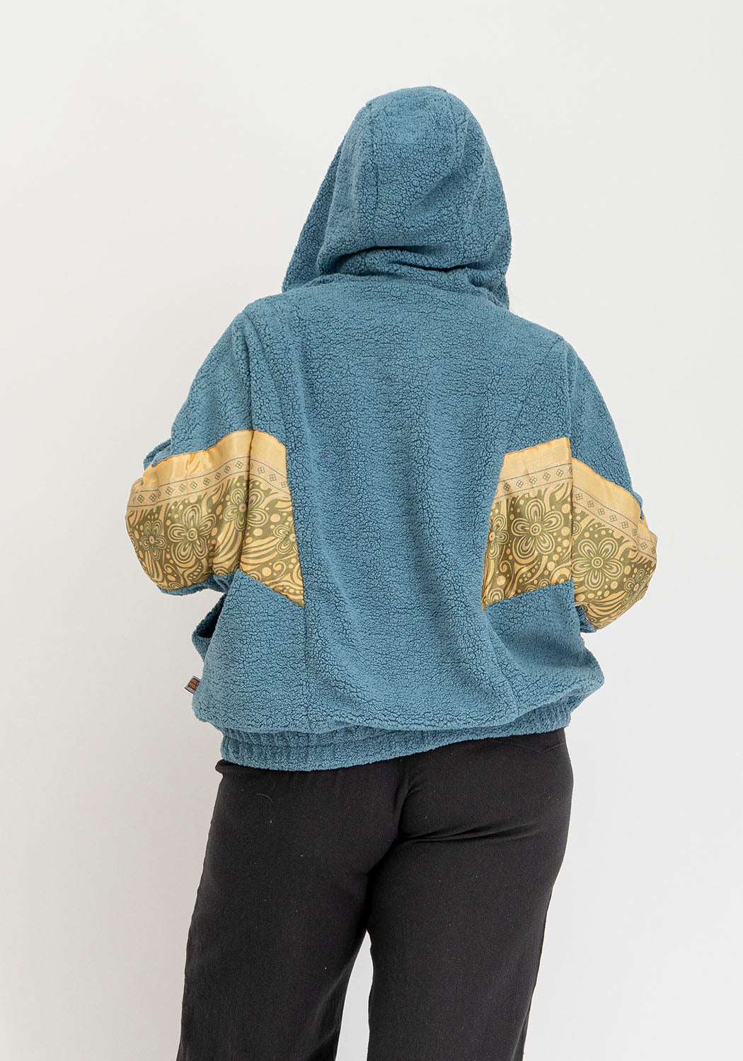 Blaue Teddy-Wendejacke mit Kapuze & – Goldener Paisley-Sari