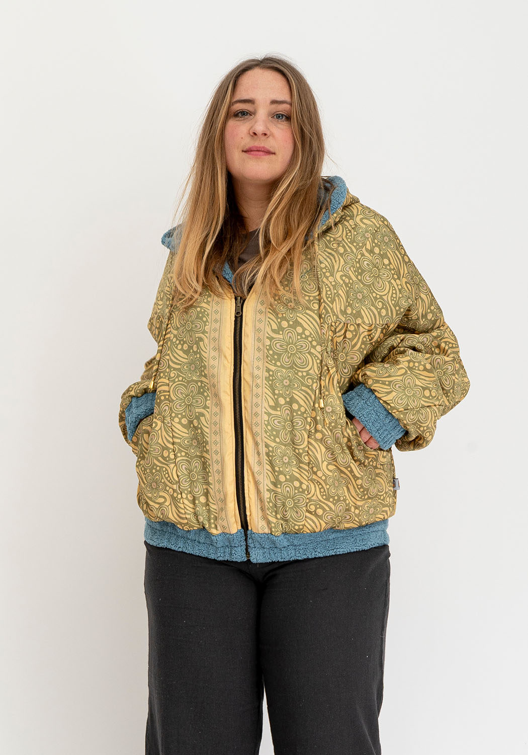 Blaue Teddy-Wendejacke mit Kapuze &amp; – Goldener Paisley-Sari