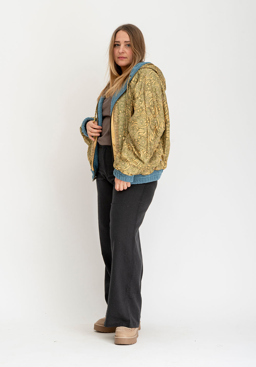 Blaue Teddy-Wendejacke mit Kapuze &amp; – Goldener Paisley-Sari