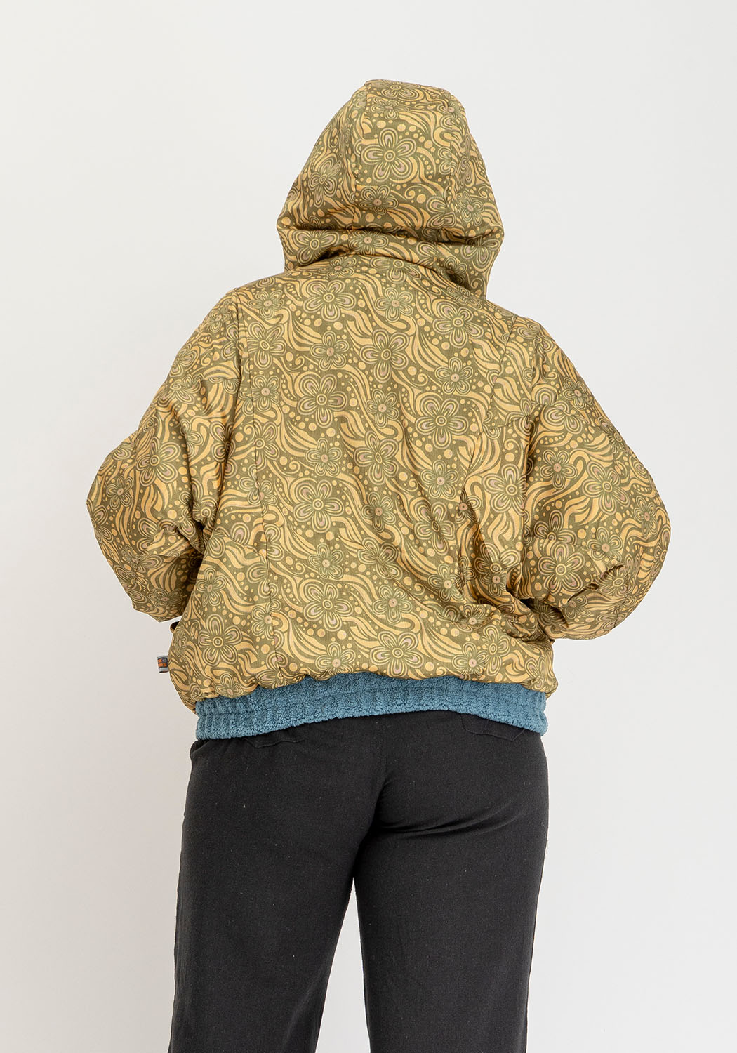 Blaue Teddy-Wendejacke mit Kapuze &amp; – Goldener Paisley-Sari