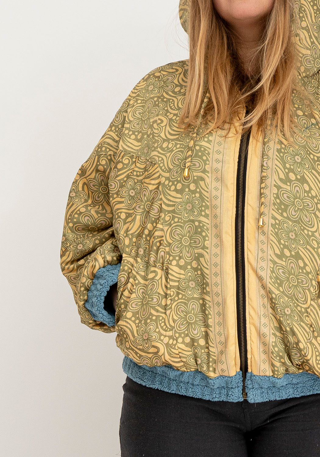 Blaue Teddy-Wendejacke mit Kapuze &amp; – Goldener Paisley-Sari