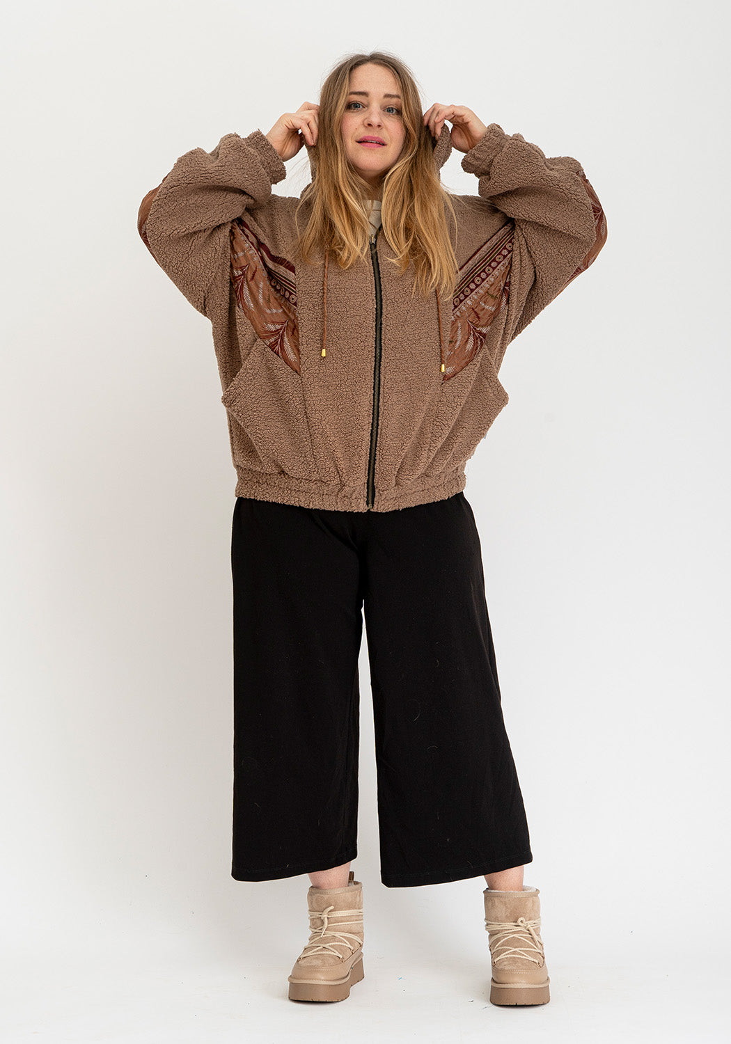 Wendbare Camel Teddyjacke mit Vintage Sari Einsätzen