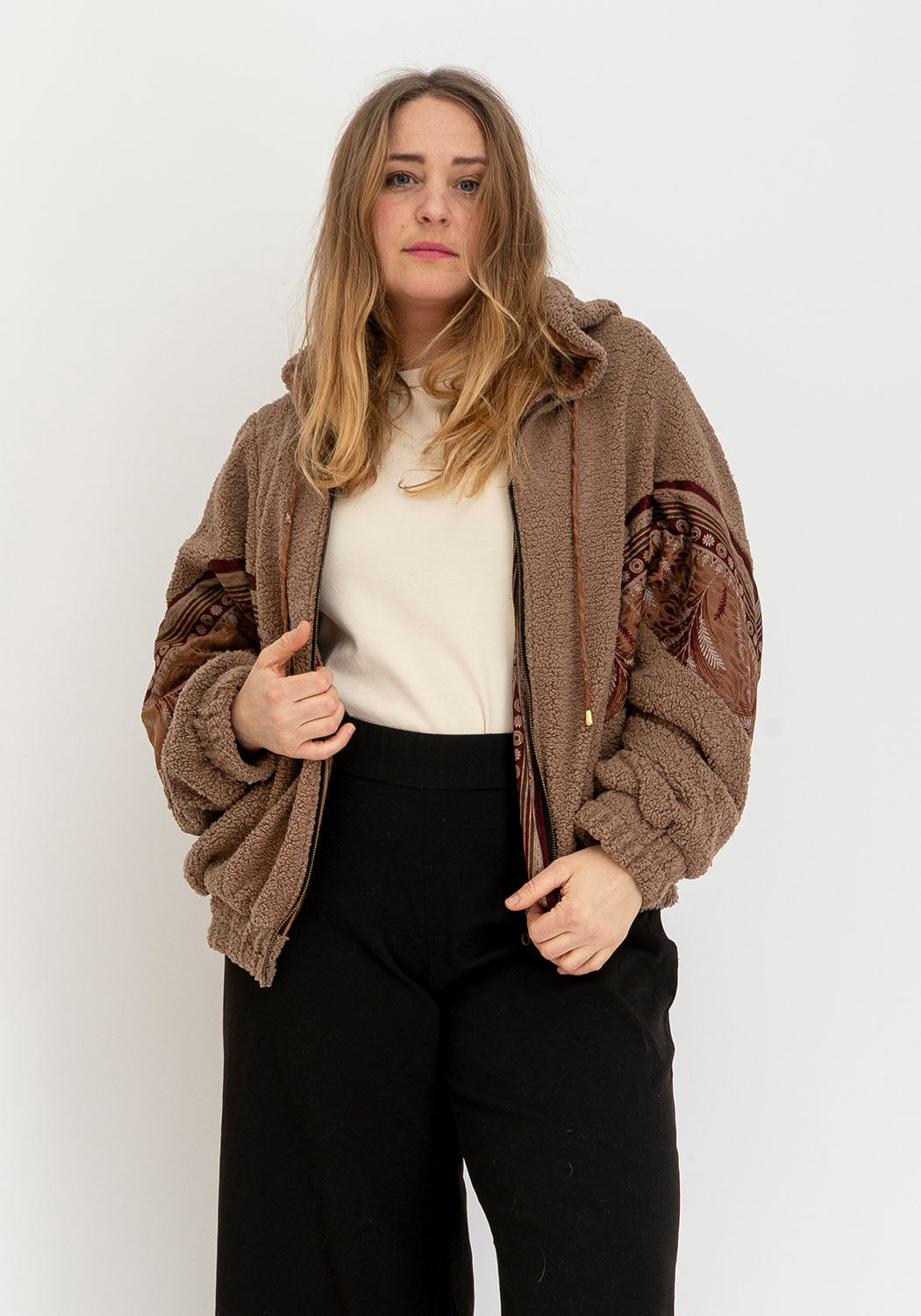 Wendbare Camel Teddyjacke mit Vintage Sari Einsätzen