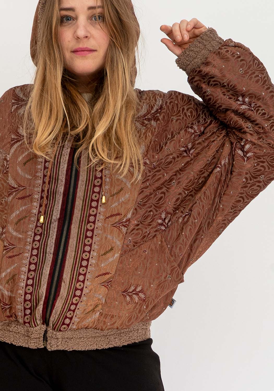 Wendbare Camel Teddyjacke mit Vintage Sari Einsätzen