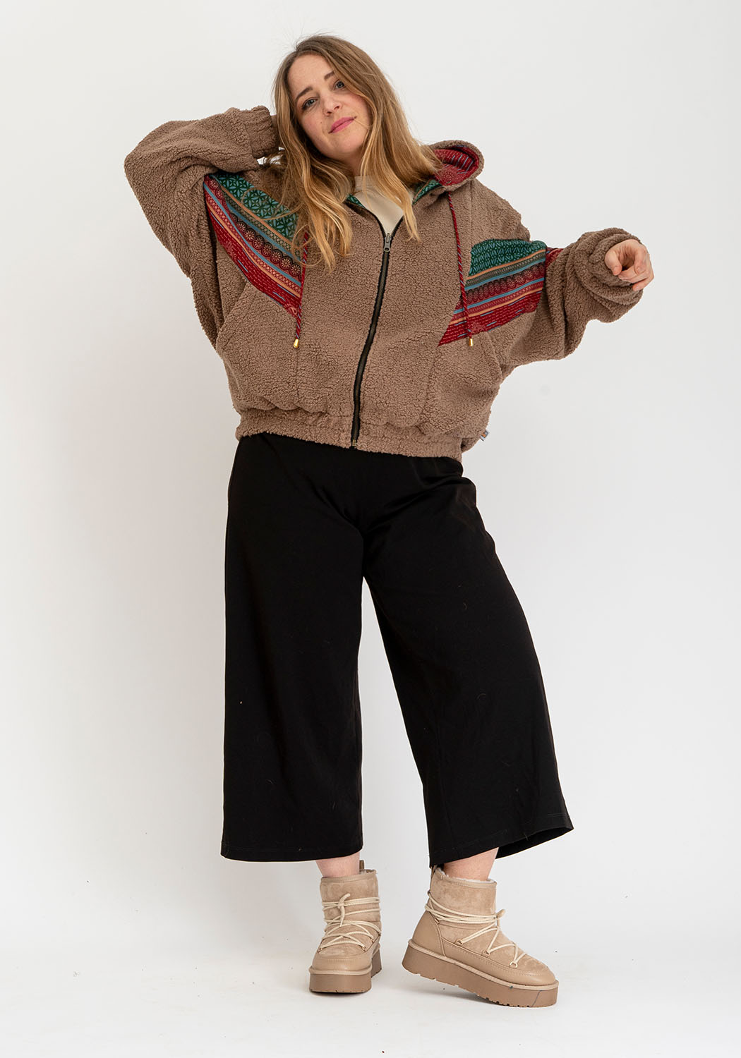 Oversize Camel Teddyjacke – Wendbares Sari Design